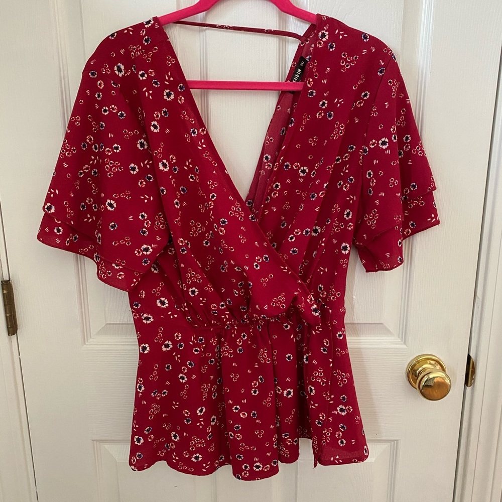 Floral blouse cinched at the waist